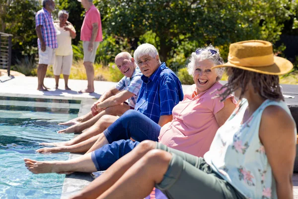 Boldog Idősebb Változatos Emberek Ülnek Medence Mellett Mosolyognak Kertben Senior — Stock Fotó