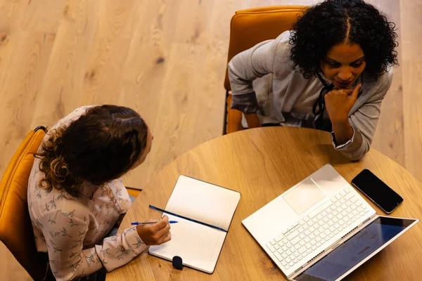 在办公室的非正式会议上 讨论使用笔记本电脑的女同事各不相同 办公室 团队合作 生活方式 沟通和工作 — 图库照片