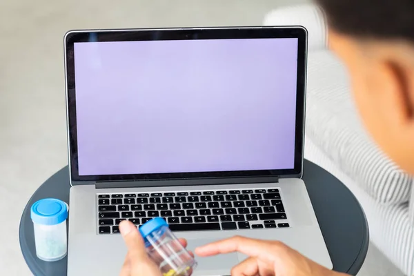 Blisko Birasowy Człowiek Pomocą Laptopa Miejsca Ekranie Trzymając Leki Usługi — Zdjęcie stockowe