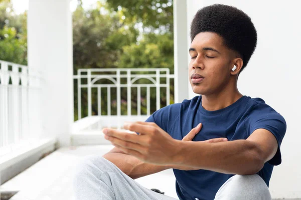 Расслабленный Расовый Человек Практикующий Йогу Медитацию Сидя Солнечном Балконе Благополучие — стоковое фото