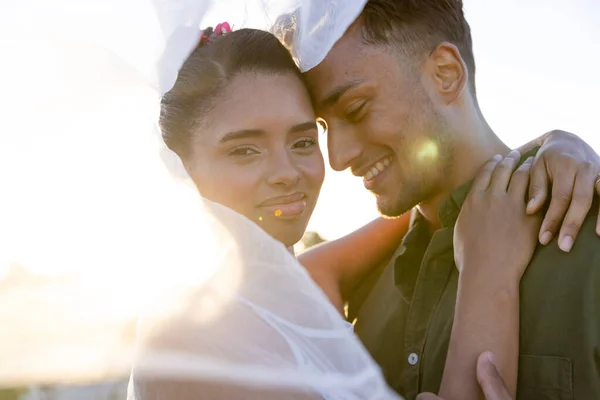 Fechar Par Biracial Recém Casado Que Romancia Abaixo Véu Praia — Fotografia de Stock