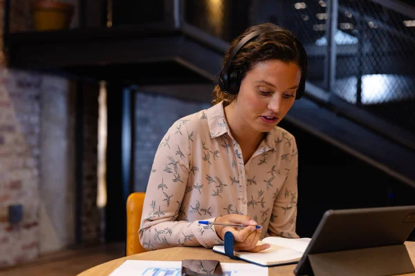 Καυκάσιος Casual Επιχειρηματίας Ακουστικά Χρησιμοποιώντας Tablet Στο Γραφείο Γραφείο Επιχείρηση — Φωτογραφία Αρχείου