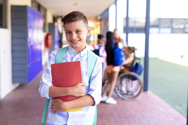 Okul Koridorunda Elinde Kitaplarla Gülümseyen Beyaz Çocuk Portresi Eğitim Kapsayıcılık — Stok fotoğraf
