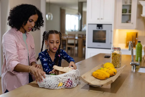 Feliz Madre Birracial Hija Desempacando Compra Comestibles Cocina Espacio Para — Foto de Stock