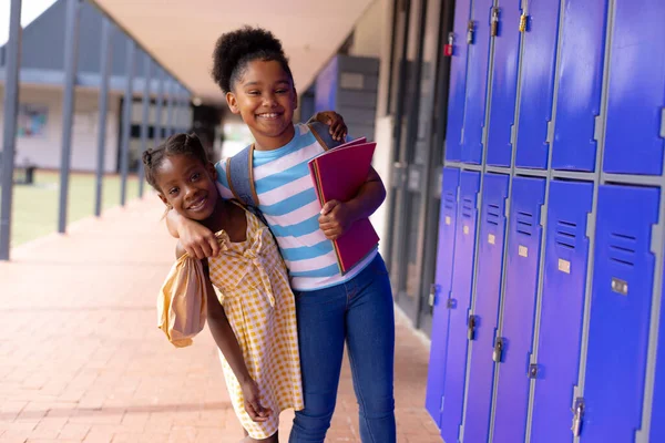 Portret Van Gelukkige Afro Amerikaanse Schoolkinderen Naast Een Kluisje School — Stockfoto