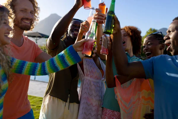 Fröhliche Bunte Gruppe Von Freunden Feiert Trinkt Bier Und Stößt — Stockfoto