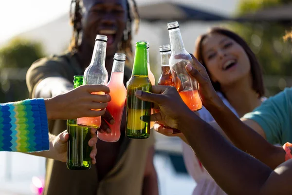Feliz Grupo Diverso Amigos Teniendo Fiesta Bebiendo Cerveza Haciendo Brindis —  Fotos de Stock