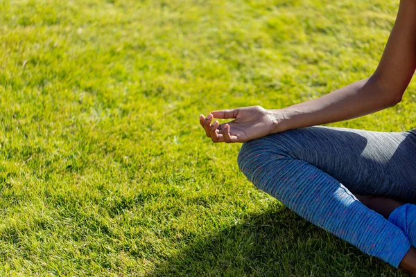 Afrika Kökenli Amerikalı Kadın Yoga Meditasyonu Yapıyor Güneşli Bahçede Oturup — Stok fotoğraf