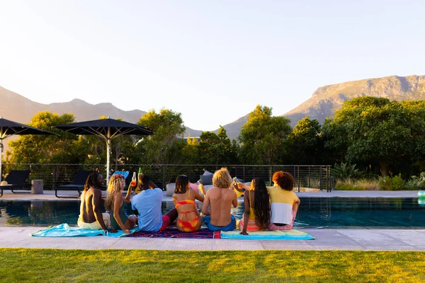 Gelukkige Gevarieerde Groep Vrienden Het Zwembadfeest Bier Drinken Toasten Tuin — Stockfoto