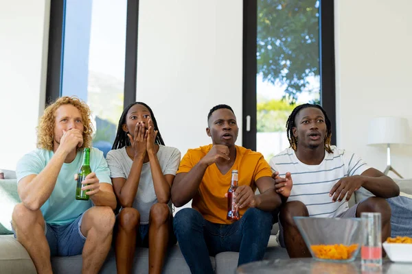 Grupa Podekscytowanych Różnych Przyjaciół Siedzi Kanapie Oglądając Sport Telewizji Styl — Zdjęcie stockowe