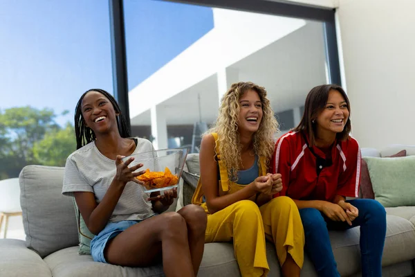 ソファに座って テレビでスポーツを見て 多様な幸せな女性の友人のグループ ライフスタイル 自由な時間 夏と太陽 変わらない — ストック写真