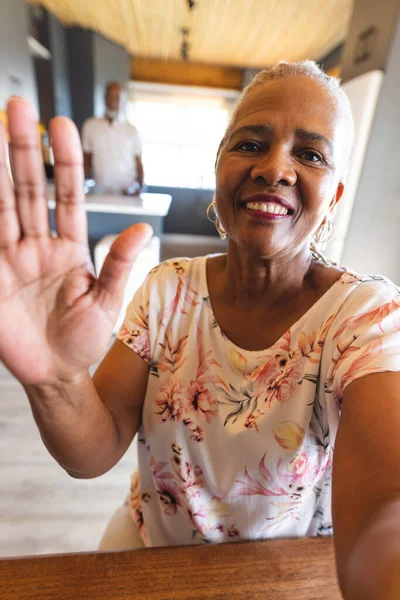 Feliz Mujer Afroamericana Senior Haciendo Videollamadas Saludando Casa Estilo Vida — Foto de Stock