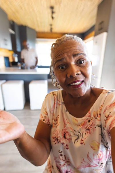 Senior Afrikaans Amerikaanse Vrouw Die Thuis Videogesprekken Voert Oudere Levensstijl — Stockfoto