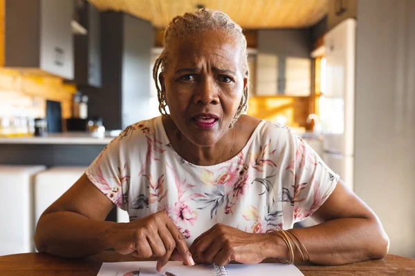 Starsza Afroamerykanka Wykonująca Wideo Rozmowę Domu Senior Styl Życia Relaks — Zdjęcie stockowe