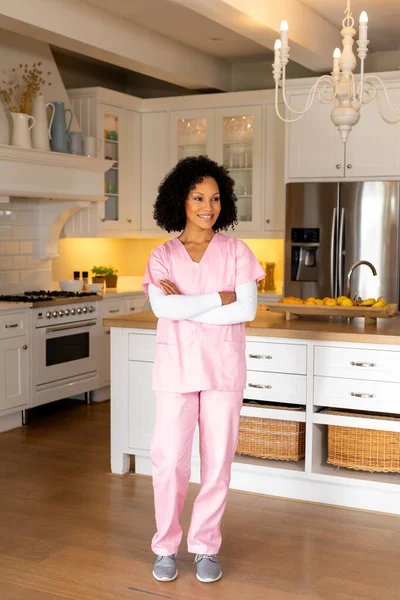 Feliz Birracial Mulher Médica Que Usa Esfregaços Cozinha Casa Espaço — Fotografia de Stock