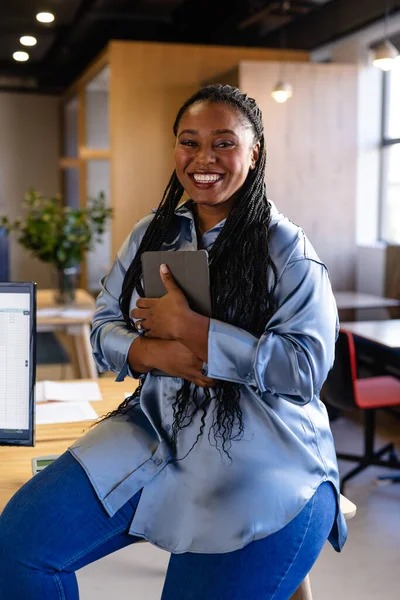 Retrato Feliz Size Africano Americano Casual Empresária Segurando Tablet Escritório — Fotografia de Stock