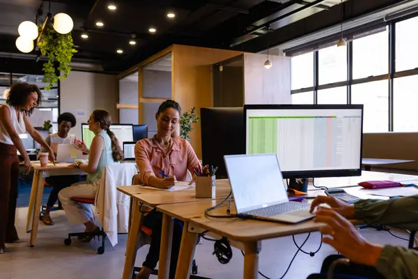 사무실 책상에서 컴퓨터로 일하는 사업가를 일상적 사무실 팀워크 의사소통 변화되지 — 스톡 사진