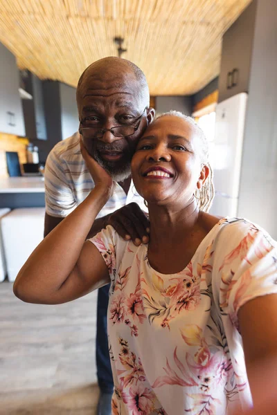 Glad Senior Afrikansk Amerikan Par Gör Videosamtal Hemma Senior Livsstil — Stockfoto