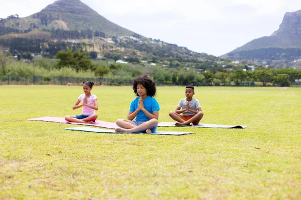Felici Scolari Afroamericani Che Fanno Yoga Meditano Sul Campo Scuola — Foto Stock