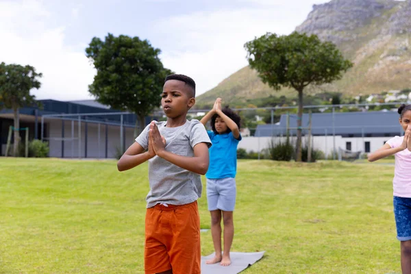 Heureux Écoliers Afro Américains Faisant Yoga Méditant Sur Terrain École — Photo