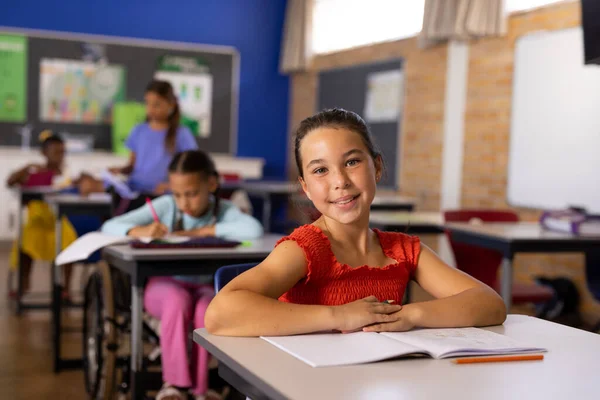 Portré Boldog Változatos Fogyatékkal Élő Iskolás Lányok Kerekesszékes Írásban Osztályteremben — Stock Fotó