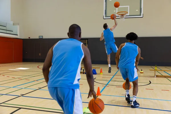Spor Salonunda Spor Yapan Basketbol Oynayan Çeşitli Erkek Basketbolcular Spor — Stok fotoğraf