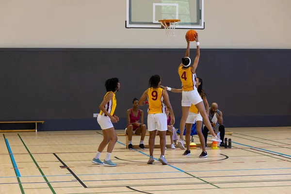 Spor Salonunda Basketbol Oynayan Erkek Koçu Olan Farklı Bayan Basketbolcular — Stok fotoğraf