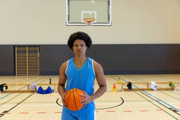 Spor Salonunda Mavi Spor Kıyafetleri Giymiş Basketbol Oynayan Çift Irklı — Stok fotoğraf