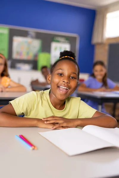 多様な小学校のクラスで幸せなアフリカ系アメリカ人の女子高生の肖像画 幼少期 変更されていない — ストック写真