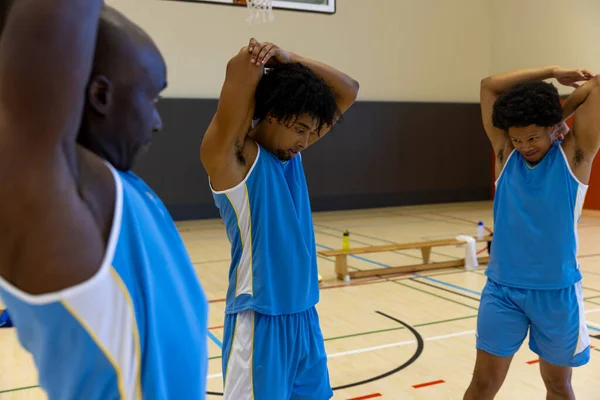 Çeşitli Erkek Basketbol Oyuncuları Spor Salonunda Isınıp Isınıyorlar Spor Aktivite — Stok fotoğraf