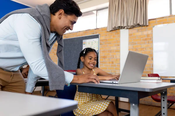Diverse Mannelijke Leraar Met Behulp Van Laptop Onderwijs Meisje Aan — Stockfoto