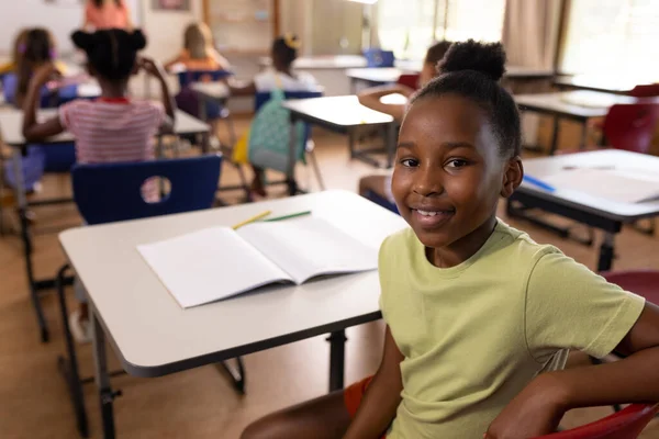 Retrato Una Colegiala Afroamericana Feliz Diversas Clases Primaria Escuela Aprendizaje — Foto de Stock