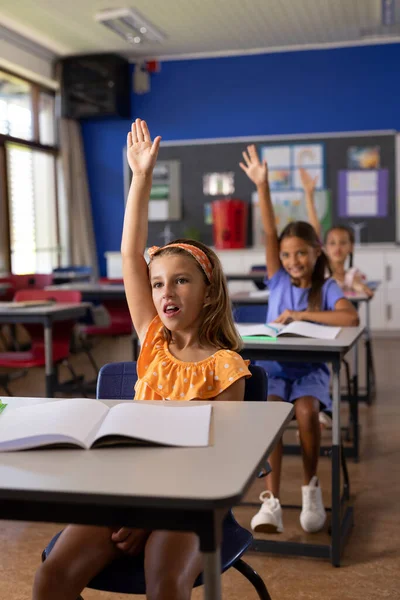 Diverse Elementary Schoolchildren Raising Hands Desks Class School Learning Childhood — Stock Photo, Image