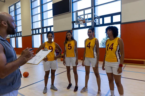 Erkek Koçu Olan Çift Irklı Bayan Basketbol Oyuncuları Spor Salonunda — Stok fotoğraf