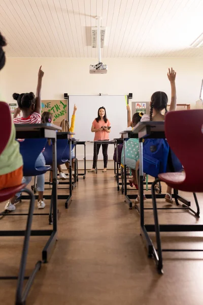 Profesora Femenina Diversa Con Tableta Escolares Primaria Levantando Las Manos —  Fotos de Stock
