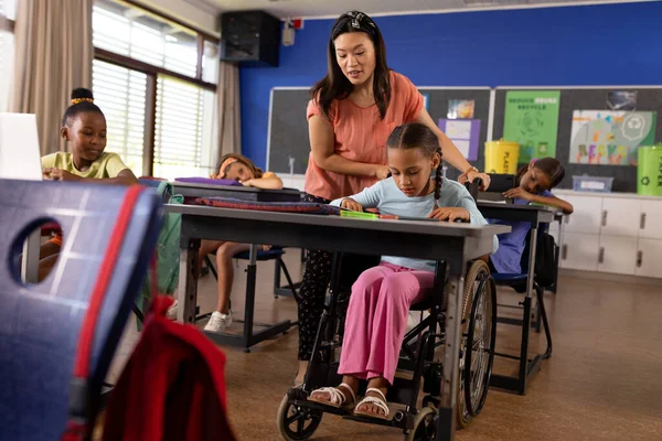 Diverse Female Teacher Schoolgirl Wheelchair Elementary School Class School Learning — Stock Photo, Image