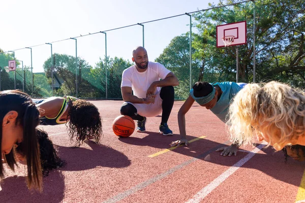Basketbol Sahasında Şınav Çeken Mutlu Erkek Koçu Olan Bir Grup — Stok fotoğraf
