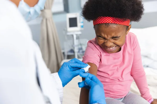 Afroameričanka Doktorka Obličejovou Maskou Očkuje Pacientku Nemocnici Nemocnice Hygiena Medicína — Stock fotografie