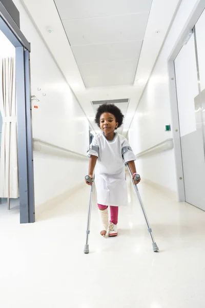 Портрет Африканской Американской Пациентки Идущей Костылями Коридоре Больницы Больница Инвалидность — стоковое фото