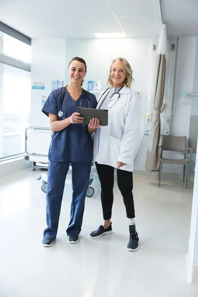 Retrato Mulheres Médicas Caucasianas Felizes Usando Esfregaços Jaleco Segurando Tablet — Fotografia de Stock