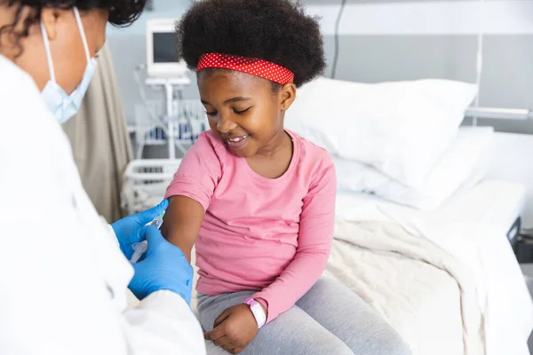 Африканская Американка Врач Маске Лица Прививает Пациентку Больнице Больница Гигиена — стоковое фото