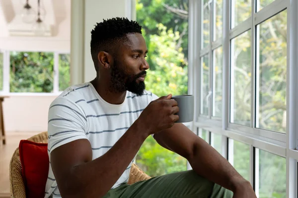 Homme Afro Américain Réfléchi Buvant Café Regardant Par Fenêtre Maison — Photo