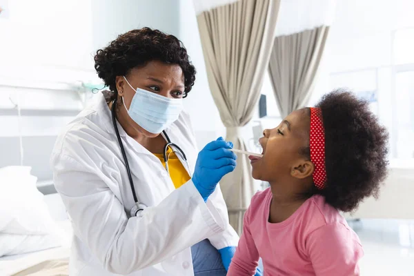 Африканская Американка Врач Маске Лица Осматривает Пациентку Больнице Больница Гигиена — стоковое фото