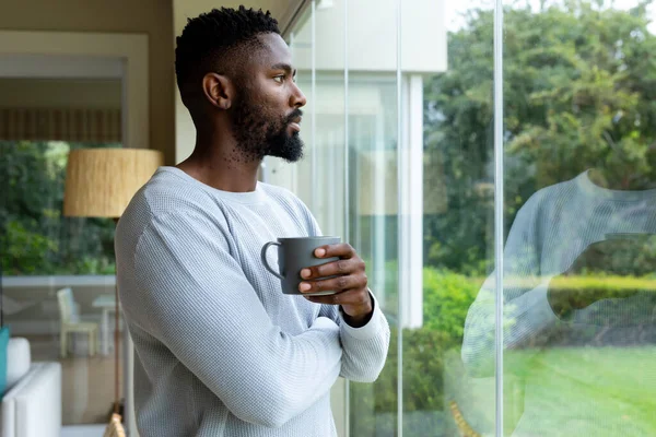 Homme Afro Américain Réfléchi Tenant Une Tasse Café Regardant Par — Photo
