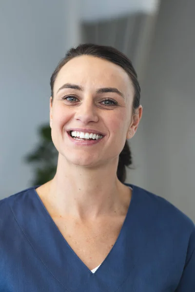 Retrato Feliz Doctora Caucásica Vestida Con Uniformes Azules Pasillo Del — Foto de Stock