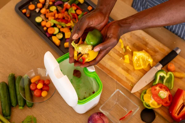 Manos Hombre Afroamericano Compostando Residuos Vegetales Cocina Estilo Vida Comida — Foto de Stock