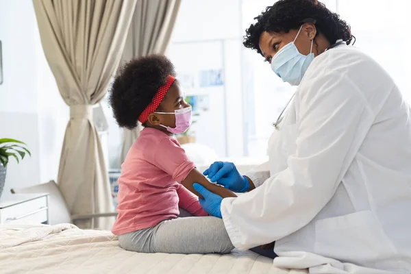 Afro Amerikaanse Vrouwelijke Arts Draagt Gezichtsmasker Vaccinatie Meisje Patiënt Het — Stockfoto