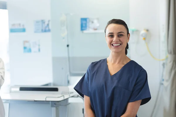 病院で青いスクラブを着た幸せな白人女性医師の肖像画 コピースペース 変わらない — ストック写真
