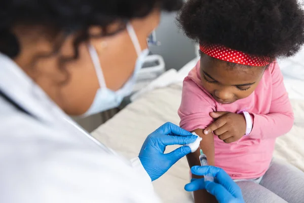 Африканська Американська Жінка Лікар Масці Обличчя Вакцинація Пацієнта Дівчат Лікарні — стокове фото