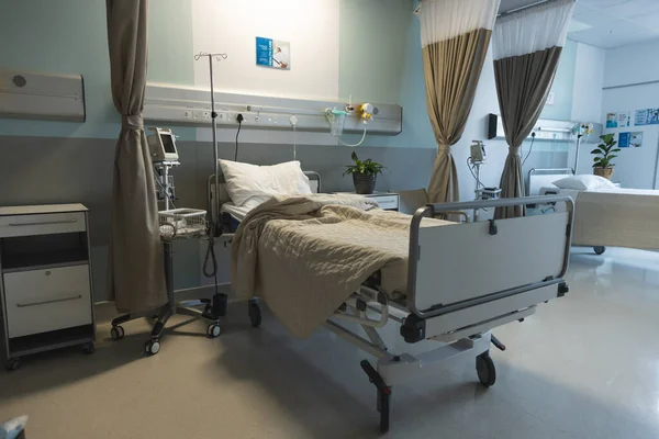 病院でベッドと医療機器を備えた患者の部屋の一般的な眺め 医療機器 ヘルスケア — ストック写真